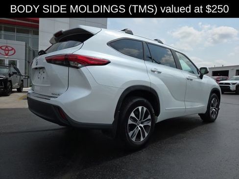 Used 2023 Toyota Highlander XLE AWD/4WD image 8