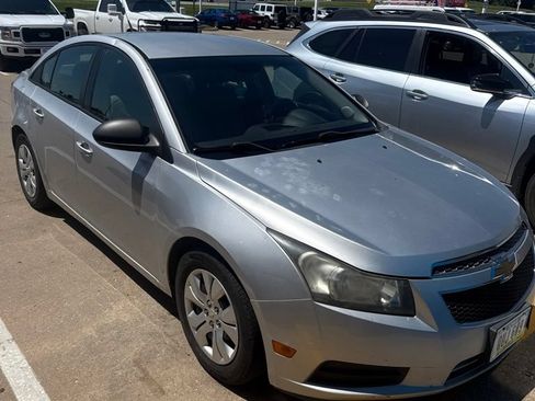 Used 2013 Chevrolet Cruze LS FWD image 8