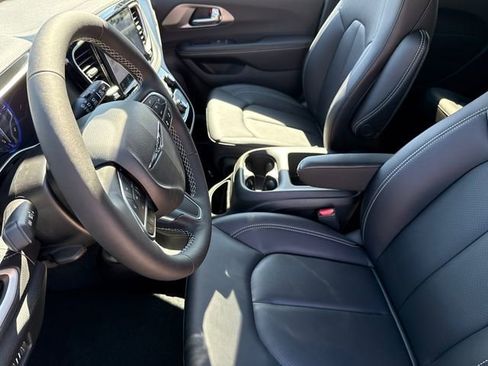 New 2026 Chrysler Pacifica Select image 18