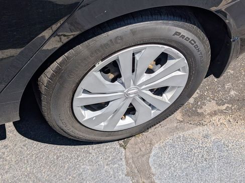 Used 2021 Nissan Versa S FWD image 19