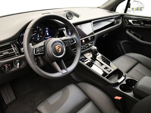 Certified 2026 Porsche Macan AWD/4WD image 4