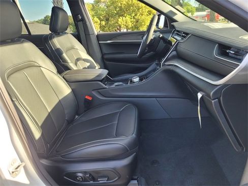 New 2025 Jeep Grand Cherokee Limited w/ Luxury Tech Group II image 17