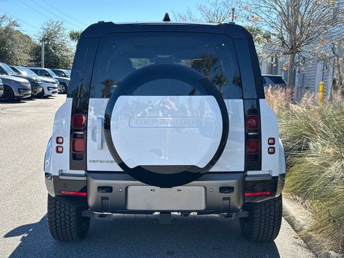 New 2025 Land Rover Defender 110 X-Dynamic SE image 3