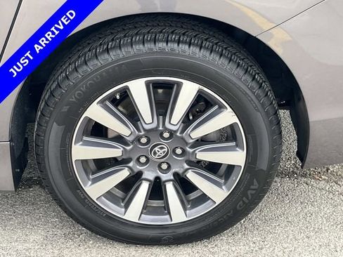 Used 2020 Toyota Sienna LE w/ LE Preferred Package image 11