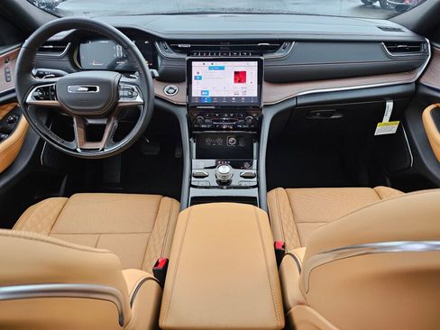 New 2025 Jeep Grand Cherokee Summit image 14