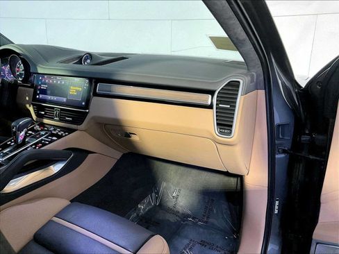Certified 2022 Porsche Cayenne Turbo AWD/4WD image 22