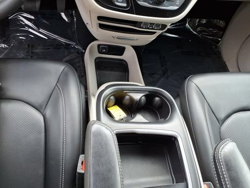 Used 2023 Chrysler Pacifica Touring-L FWD image 15
