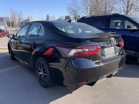 Used 2023 Toyota Camry SE image 2
