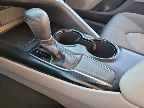Used 2018 Toyota Camry LE image 25