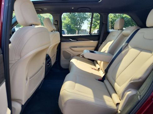 Used 2023 Jeep Grand Cherokee Limited w/ Luxury Tech Group II AWD/4WD image 10