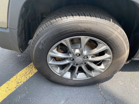 Used 2019 Jeep Cherokee Latitude Plus AWD/4WD image 38