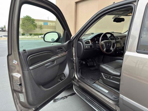 Used 2011 GMC Yukon Denali AWD/4WD image 35