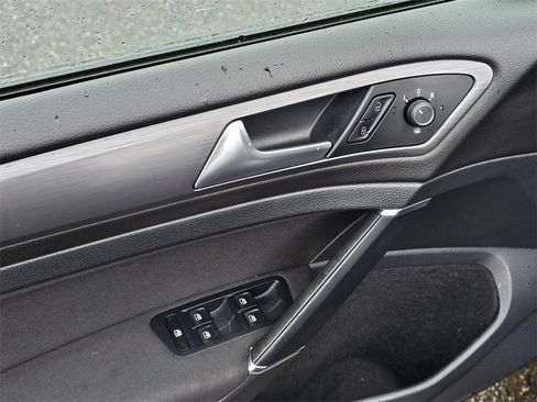 Used 2019 Volkswagen e-Golf SE w/ Driver Assistance Package image 18