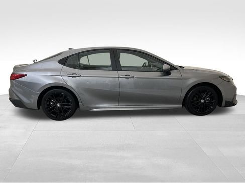 Used 2025 Toyota Camry SE image 6