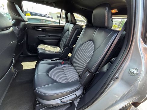 Used 2025 Toyota Highlander XSE AWD/4WD image 21