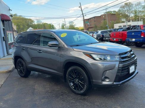 Used 2019 Toyota Highlander SE AWD/4WD image 4