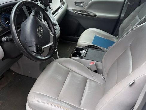 Used 2017 Toyota Sienna XLE AWD/4WD image 6