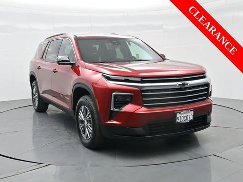 Used 2025 Chevrolet Traverse LT w/ Driver Confidence Package image 4