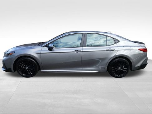 Used 2025 Toyota Camry SE image 2