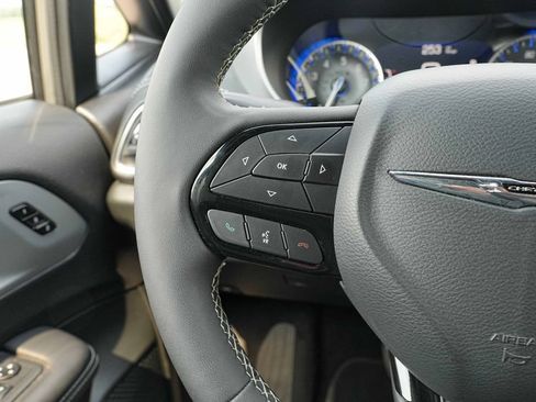 Used 2025 Chrysler Pacifica Limited FWD image 33