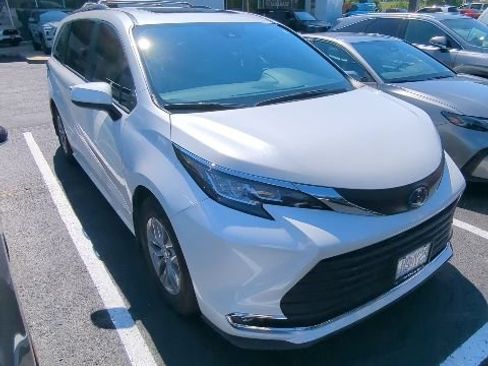 Used 2021 Toyota Sienna XLE AWD/4WD image 2