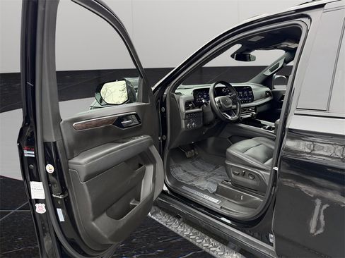 Used 2025 Chevrolet Suburban Z71 image 18
