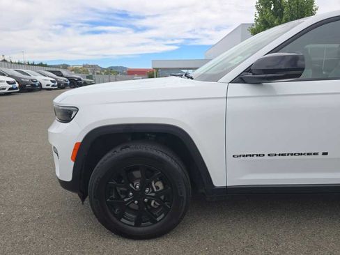 Used 2024 Jeep Grand Cherokee Altitude AWD/4WD image 18