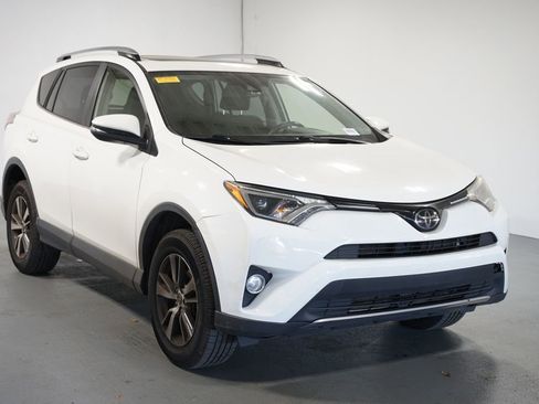 Used 2018 Toyota RAV4 XLE image 3