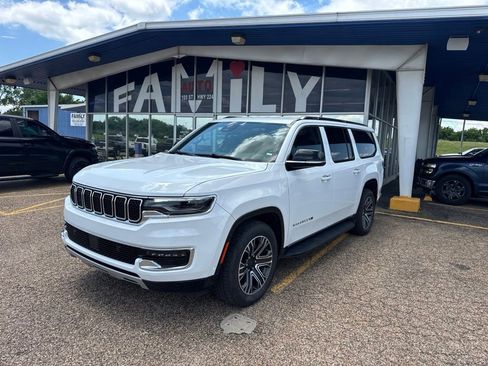 Used 2023 Jeep Wagoneer L Series II AWD/4WD image 2