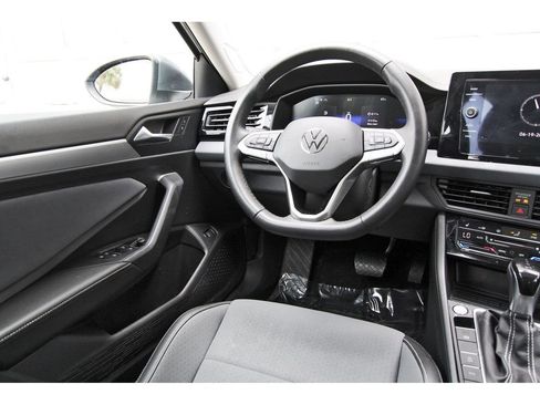 Used 2025 Volkswagen Jetta SE w/ Sunroof Package FWD image 8