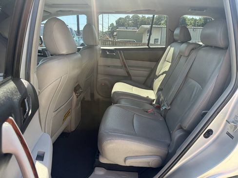 Used 2012 Toyota Highlander Limited w/ Tow Pkg FWD image 12