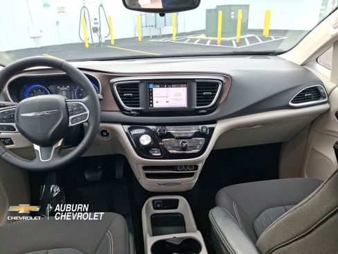 Used 2024 Chrysler Voyager LX FWD image 9