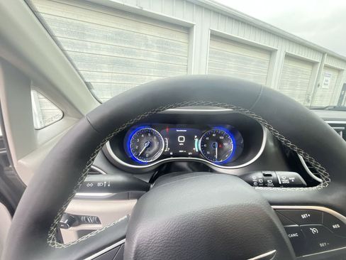 Used 2024 Chrysler Pacifica Touring-L image 7