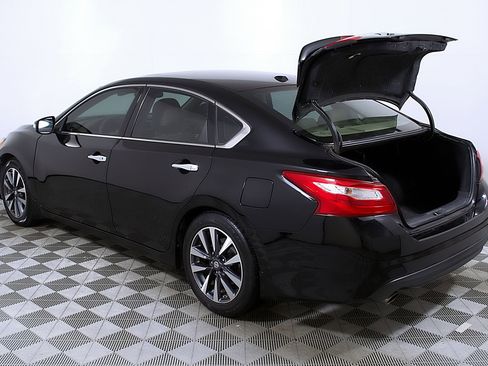 Used 2017 Nissan Altima 2.5 SL w/ Moonroof Package image 10