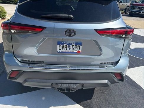 Used 2022 Toyota Highlander XLE AWD/4WD image 8
