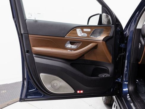 Used 2025 Mercedes-Benz GLS 580 4MATIC image 5