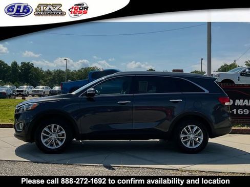 Used 2017 Kia Sorento FWD image 4