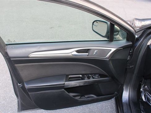 Used 2017 Ford Fusion SE w/ Fusion SE Technology Package image 9