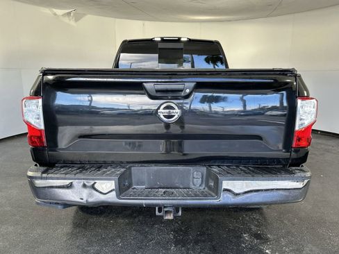 Used 2018 Nissan Titan SV image 10