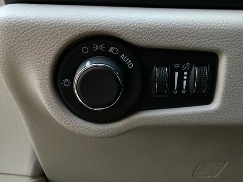 Used 2023 Chrysler Voyager LX image 21