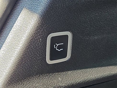 Certified 2024 Chrysler Pacifica Limited w/ S Appearance Package image 16