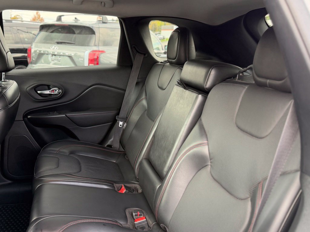 Used 2020 Jeep Cherokee Trailhawk AWD/4WD image 5