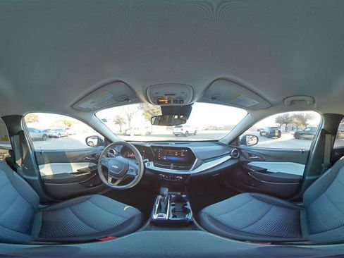 Used 2025 Chevrolet Trax LT image 42