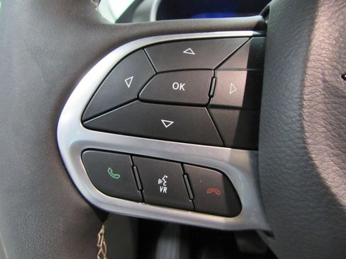Used 2024 Chrysler Pacifica Touring-L FWD image 25