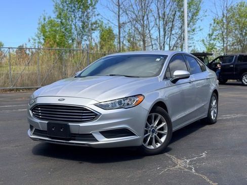 Used 2017 Ford Fusion SE FWD image 1
