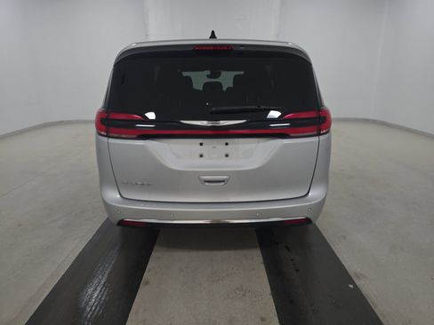 Used 2024 Chrysler Pacifica Touring image 8