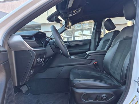 Used 2025 Jeep Grand Cherokee L Altitude AWD/4WD image 2