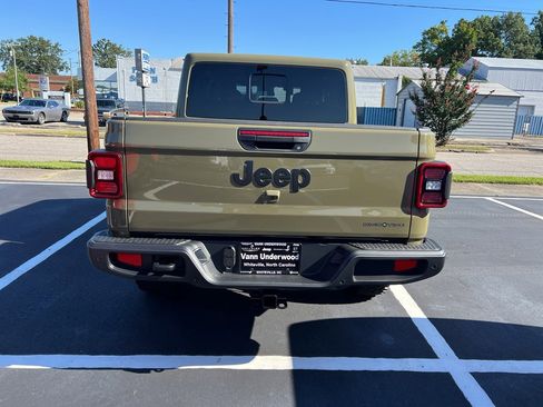 New 2025 Jeep Gladiator Sport image 5