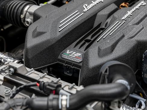 Used 2024 Lamborghini Revuelto image 32