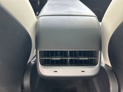 Used 2022 Tesla Model Y Long Range image 12